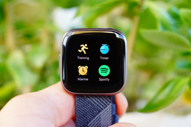 fitbit versa 2 screen size