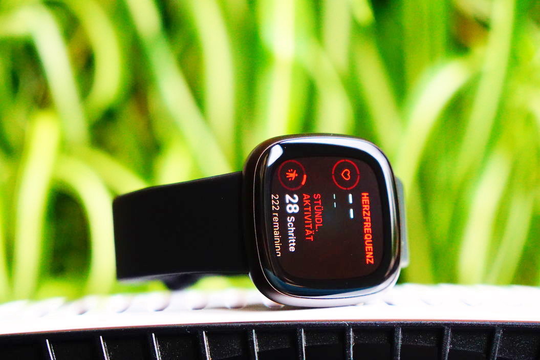 Fitbit Versa 3, lo smartwatch di design con GPS e grosso display - Webnews