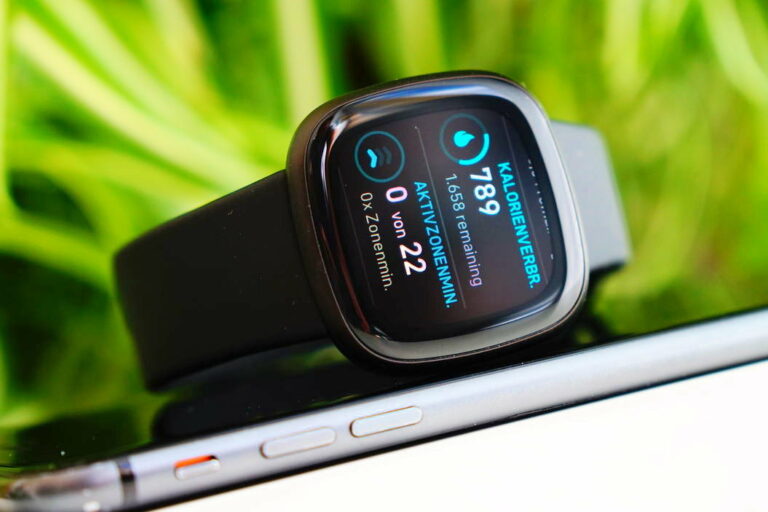 fitbit versa 2 screen size